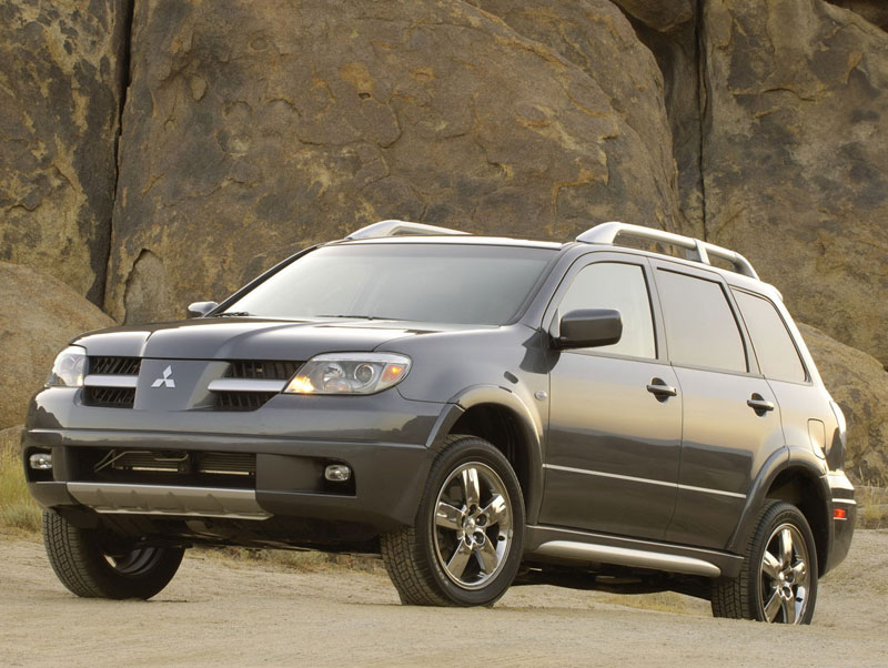 Внешний вид Mitsubishi Outlander. Вид спереди. Внешний вид Mitsubishi Outlander. Вид спереди.