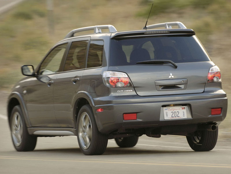 Экстерьер Mitsubishi Outlander. Вид сзади. Экстерьер Mitsubishi Outlander. Вид сзади.