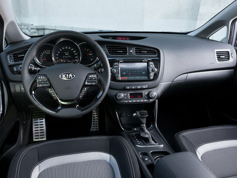 Kia Cee’d 2012. Многофункциональный руль положен даже самой простой версии Сида. Информационный дисплей магнитолы бликует на солнце, зато есть целых три разъема под внешние аудиоустройства Kia Cee’d 2012. Многофункциональный руль положен даже самой простой версии Сида. Информационный дисплей магнитолы бликует на солнце, зато есть целых три разъема под внешние аудиоустройства