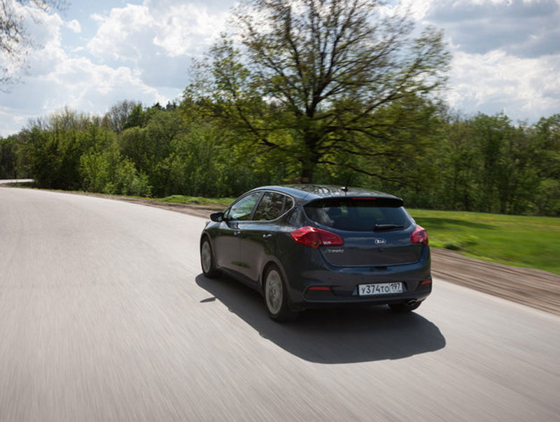 Kia Cee’d 2012. Достойный автомобиль для города с его невысокими скоростями, относительно спокойным ритмом и отсутствием надобности активно рулить Kia Cee’d 2012. Достойный автомобиль для города с его невысокими скоростями, относительно спокойным ритмом и отсутствием надобности активно рулить