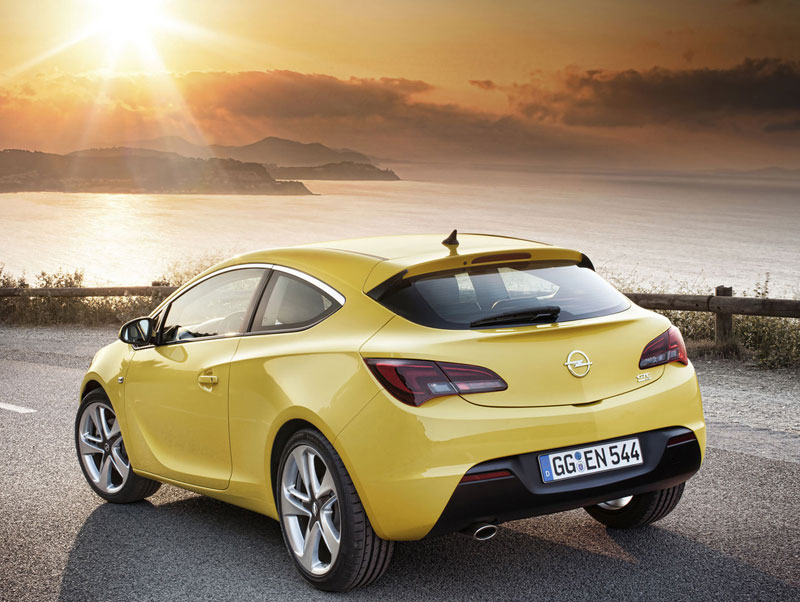 Снаружи у Astra GTC с пятидверкой есть всего три общие детали: дверные ручки, антенна на крыше и боковые зеркала заднего вида. Все кузовные панели – новые. Для рельефной и глубокой боковины на GM используют созданный специально под GTC штамп. Снаружи у Astra GTC с пятидверкой есть всего три общие детали: дверные ручки, антенна на крыше и боковые зеркала заднего вида. Все кузовные панели – новые. Для рельефной и глубокой боковины на GM используют созданный специально под GTC штамп.