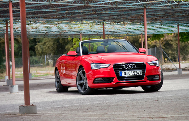 Audi A5. Ярко-красный, с алюминиевой рамкой стекла… М-м-м! Нам это нравится!