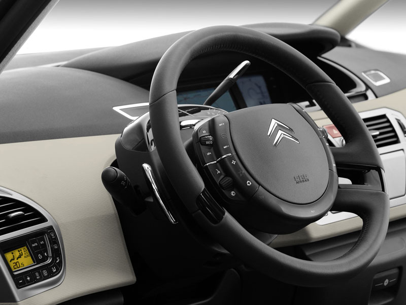 Citroen C4 Grand Picasso. Неподвижная ступица на руле опять подтверждает свою уникальную функциональность: в поворотах можно быстро переключать звук и радиостанции Citroen C4 Grand Picasso. Неподвижная ступица на руле опять подтверждает свою уникальную функциональность: в поворотах можно быстро переключать звук и радиостанции