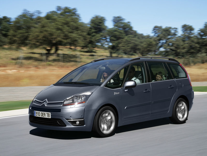 Citroen C4 Grand Picasso. На трассе Picasso хорошо держит дорогу, на плавных неровностях пассажиров сильно укачивает и убаюкивает, зато тут же будит на малейшей трещине в асфальте Citroen C4 Grand Picasso. На трассе Picasso хорошо держит дорогу, на плавных неровностях пассажиров сильно укачивает и убаюкивает, зато тут же будит на малейшей трещине в асфальте