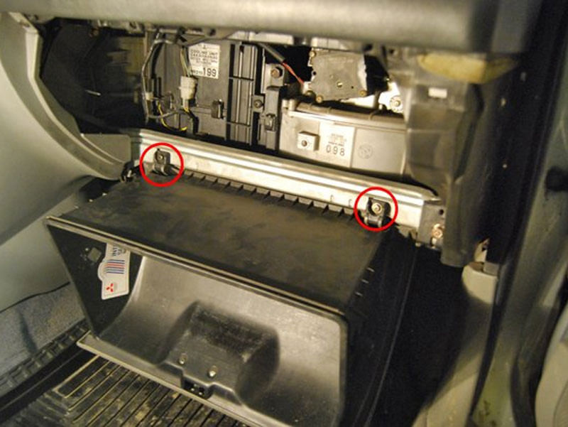 Снятие крышки перчаточного ящика Mitsubishi Galant