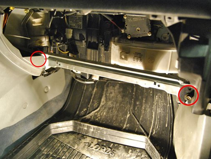 Планка и винты крепления перчаточного ящика Mitsubishi Galant